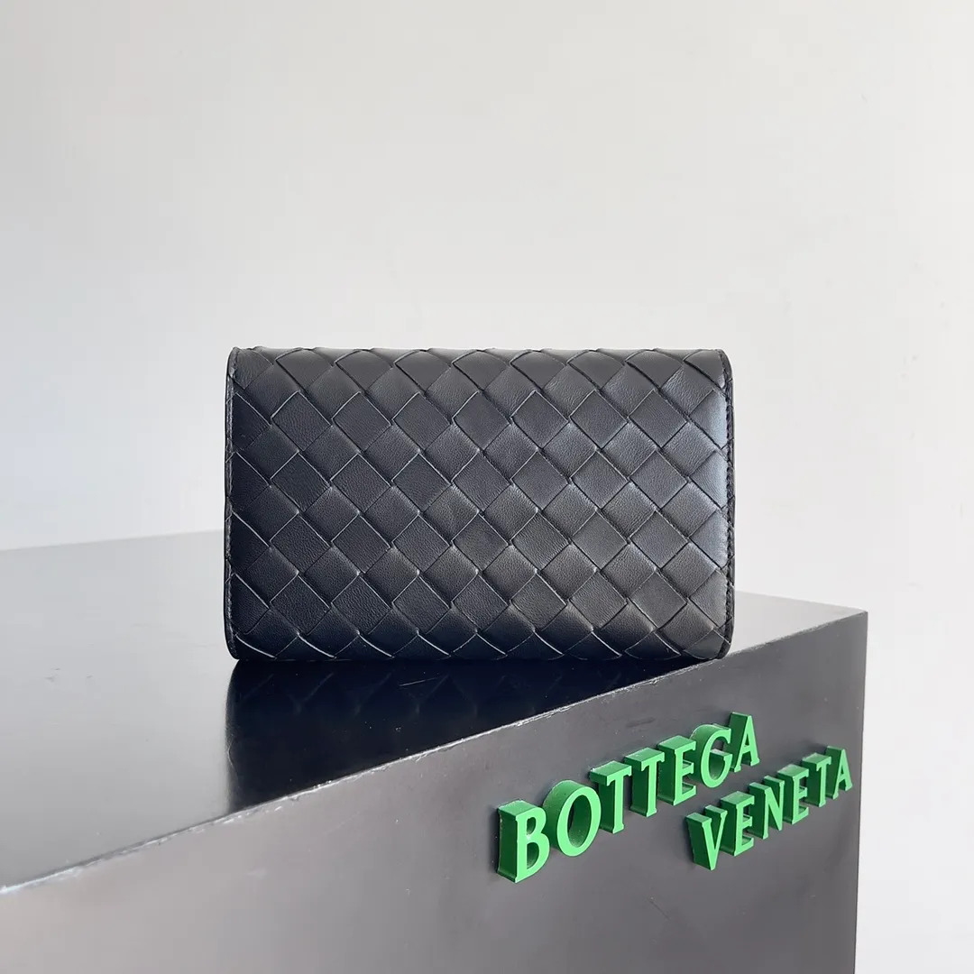 Batch 1160 BV Andiamo clutch wallet is super high-end🤎🤎How come the long clutch bag is so exquisite~ The braided style bag surface paired with all-copper hardware is really warm and high-end. The bag body is super light and can be grabbed easily! It can store a lot of small items and large mobile phones ~ very practical for daily use. Style number: 741504 Size: 19*11.5*3